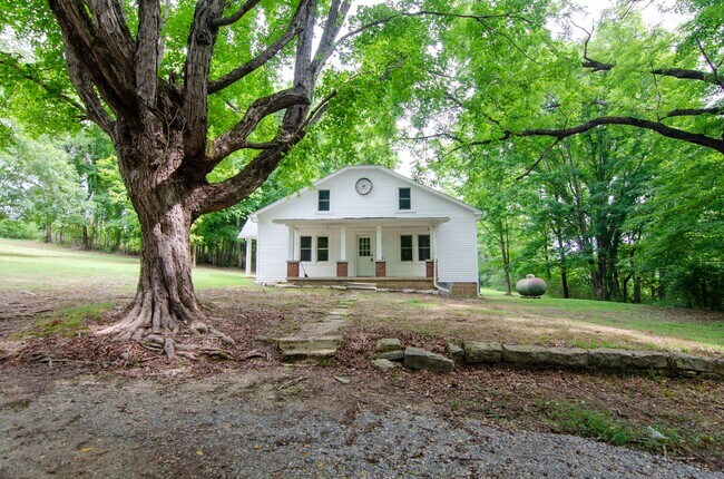 Building Photo - Country Living
