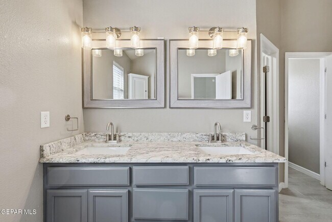 Building Photo - 2913 Pino Blanco Pl