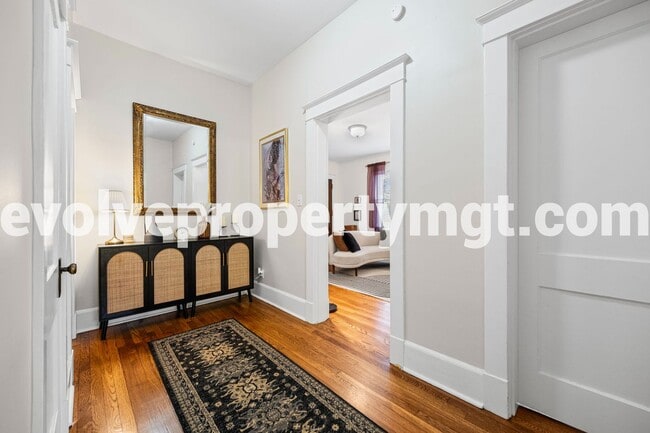 Building Photo - Charming 2 bedroom midtown unit.