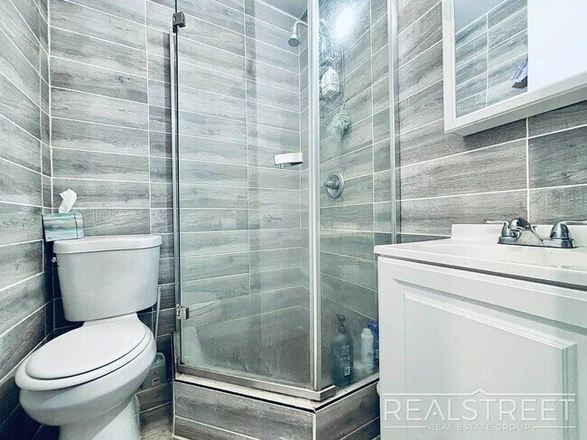 Building Photo - Stylish 3 Bed / 2 Bath in Prime Ridgewood ...