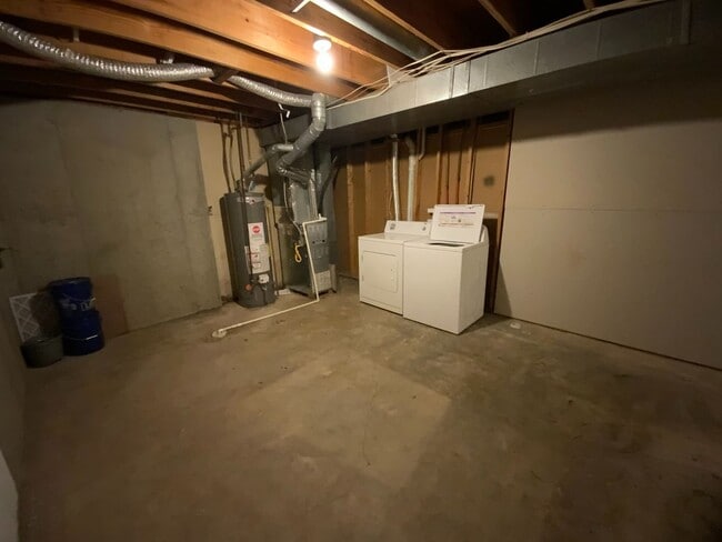 Building Photo - 4 Bedroom 3 Bath Condo