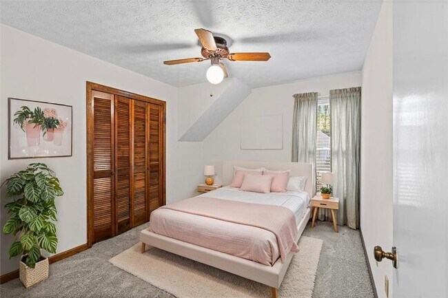 Building Photo - 2420 Castle Ln NE