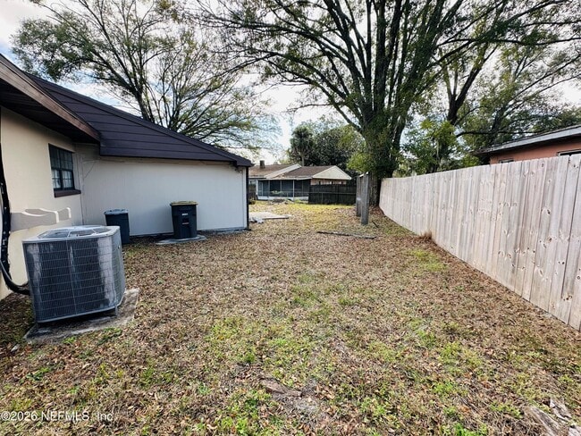 Building Photo - 1904 Delaroche Dr W