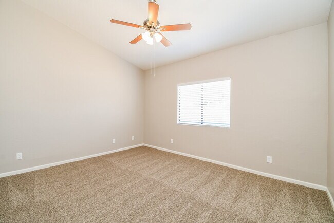 Building Photo - 1103 W Vineyard Rd