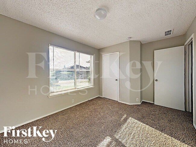 Building Photo - 1600 Shady Shores Dr