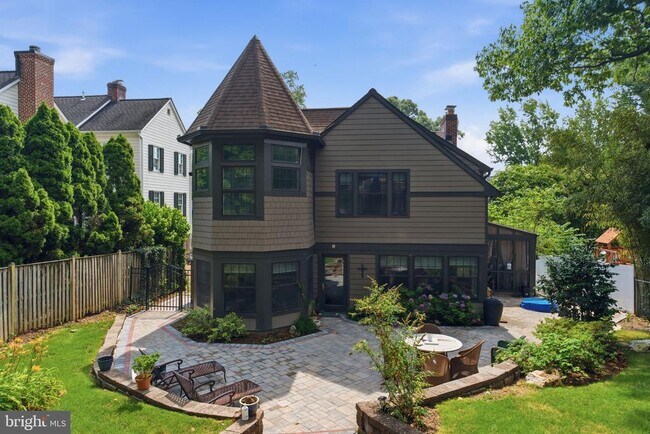 Building Photo - 2354 N Oakland St