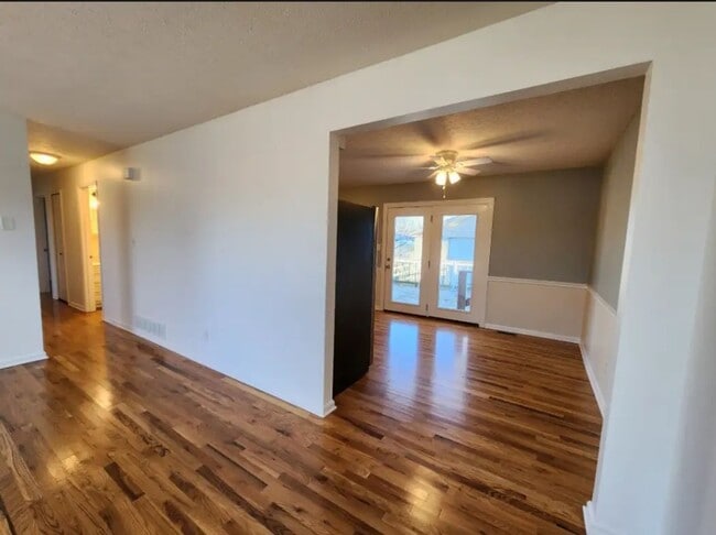 Building Photo - A cozy 3 bedroom, one bathroom house!