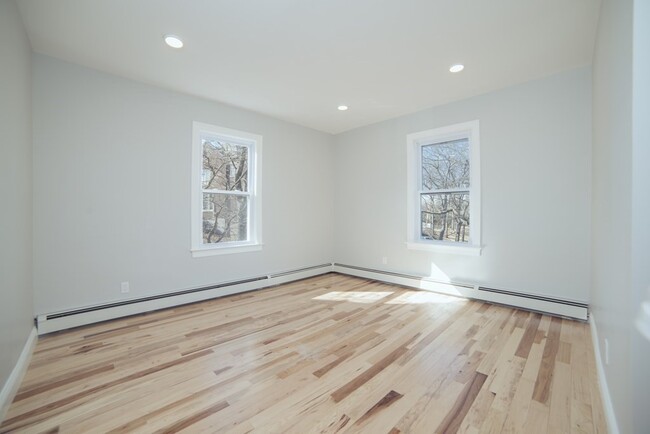 Building Photo - 10 Duffley Ct