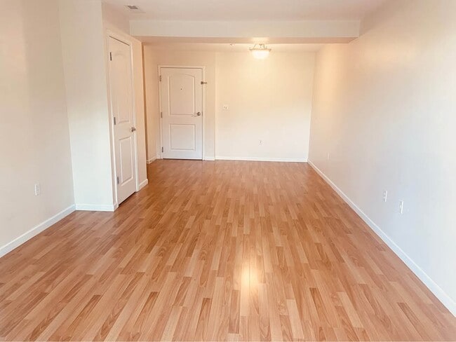 Building Photo - 1117 University Ave