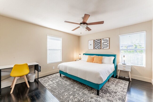 Building Photo - 2409 Town Lake Cir