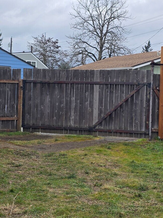 Building Photo - One Bedroom Duplex with Fenced Yard
