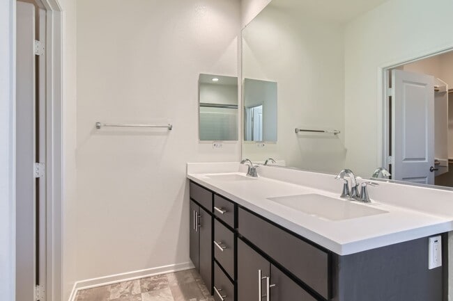 Building Photo - Stylish Three-Story Townhome with Private Courtyard & Pool Access