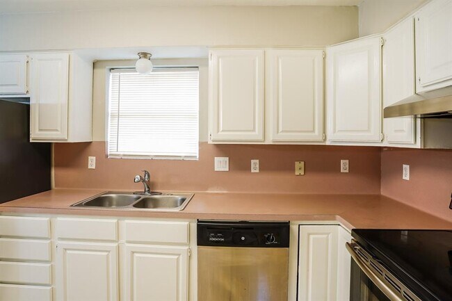 Building Photo - 10919 Skybird Dr