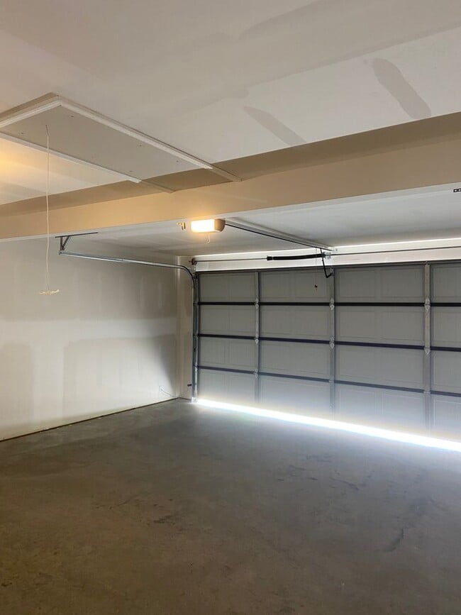 Building Photo - *Pre-leasing* Four Bedroom | Two Bath Home...
