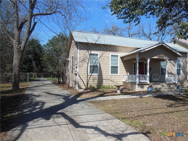 Building Photo - 824 W Mill St