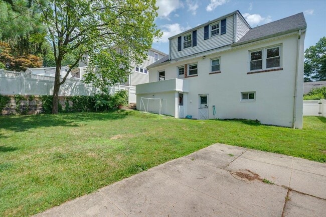 Building Photo - 714 Forest Ave