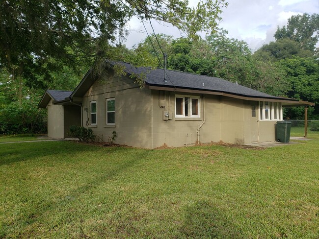 Building Photo - Updated 2 Bedroom Home With Fenced Yard