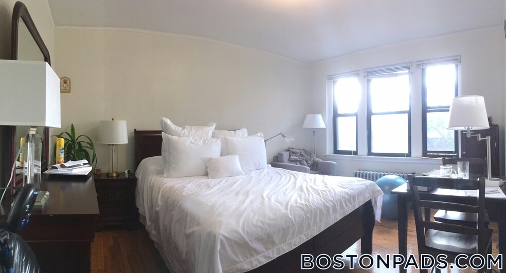 Building Photo - 349 Pleasant St