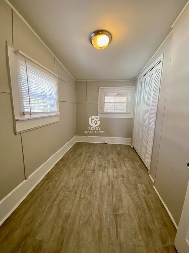 Building Photo - Remodeled 2 bedroom / 1 bathroom home available now!