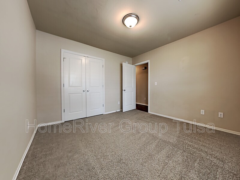 Building Photo - 9016 N 156th E Ave