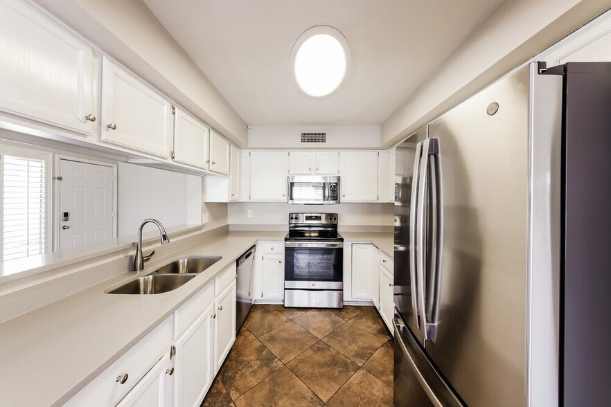 Building Photo - 8842 W Grovers Ave