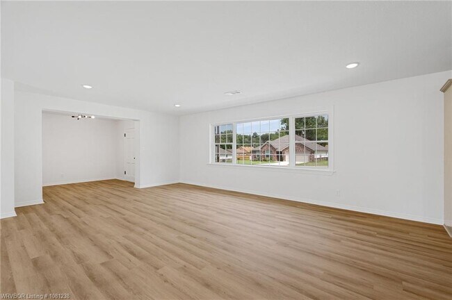 Building Photo - 2020 Country Club Ave