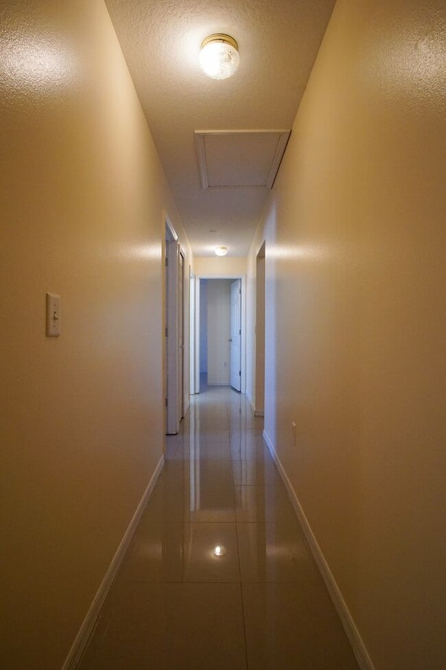 Building Photo - 4 bed Family Single Home Available for Rent in Davenport !!!