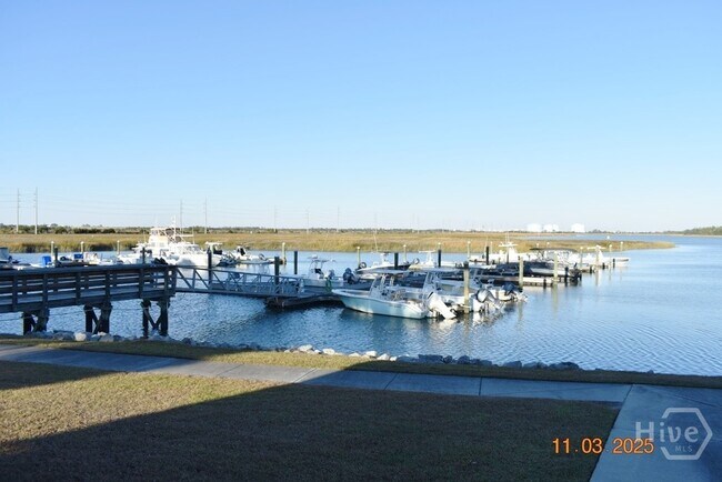 Building Photo - 10 Piper's Pond Ln