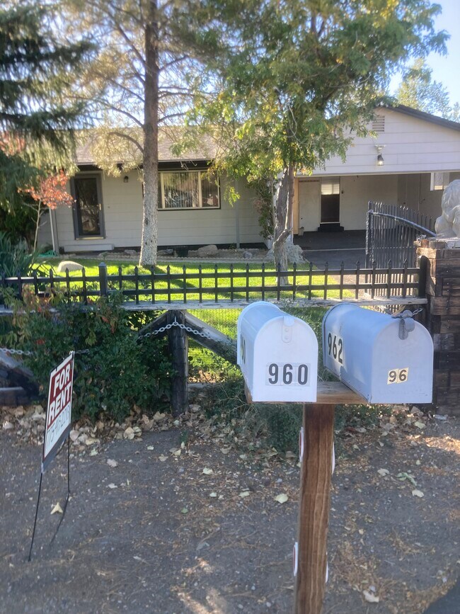 Building Photo - 960 Arrowhead Dr