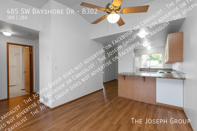 Building Photo - 485 SW Bayshore Dr