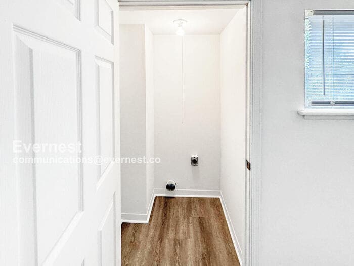 Building Photo - 107 Newcastle Dr