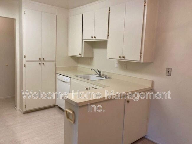 Building Photo - 1305 Boulevard Way