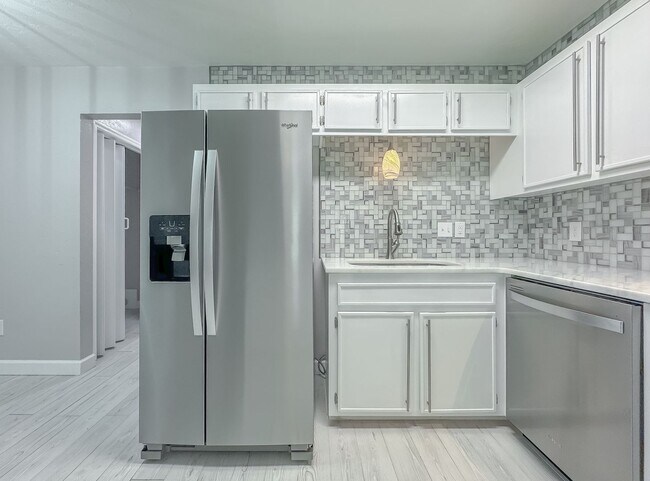 Building Photo - MODERN! Walk to FSU 2/2 w/ Marble Counters, Stainless Steel Appliances, & Privacy Fenced Yard! Av...