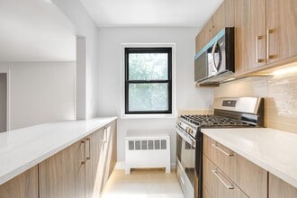 Building Photo - 2329 Hudson Terrace