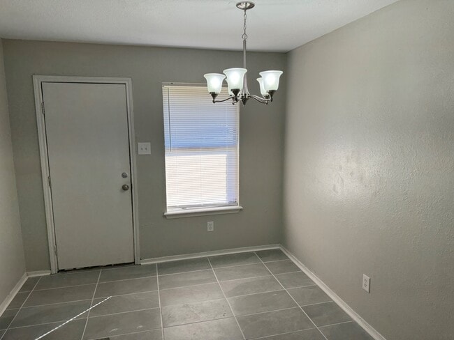 Building Photo - 1779 Stoneridge Dr