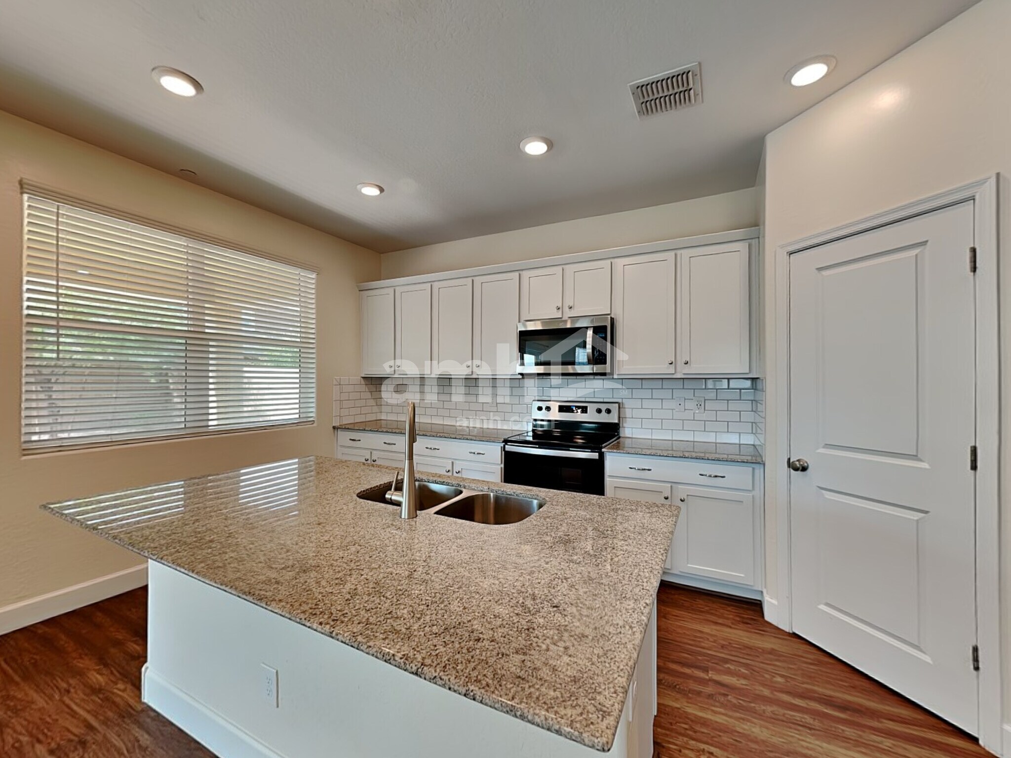 Building Photo - 5915 W Larkspur Dr