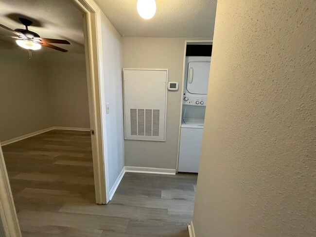 Building Photo - AUGUST MOVE IN - 2 Bedroom 2 Bathroom on t...