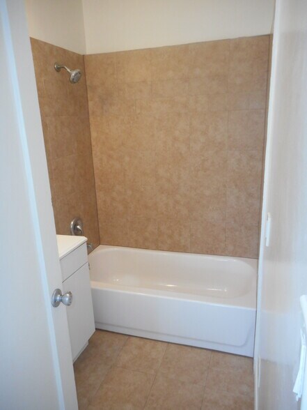 full bathroom - 7336 Comstock Ave