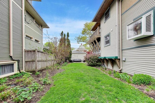 Building Photo - 3926 N Ridgeway Ave