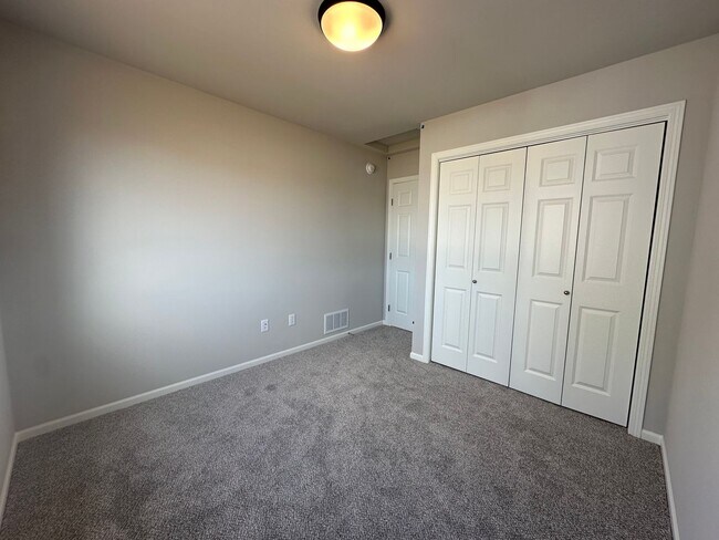 Building Photo - 4-Bedroom, 2-Bathroom Twin Home in South Fargo!