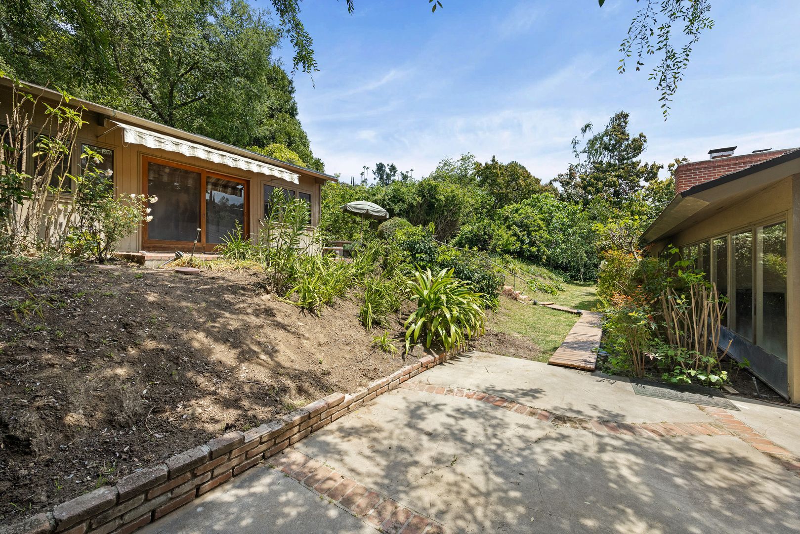 Building Photo - Classic Mid-Century home moments from Fryman Canyon
