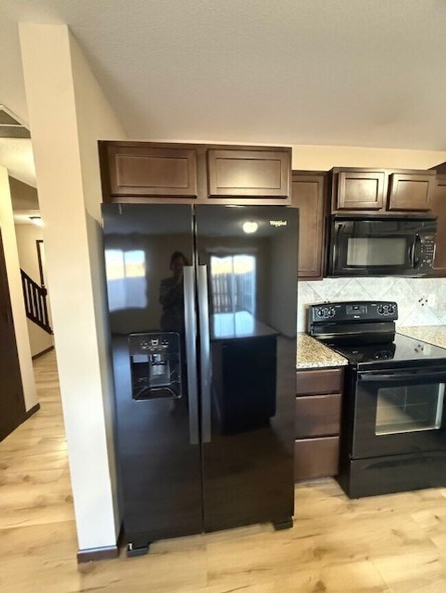 Building Photo - Luxury Townhomes