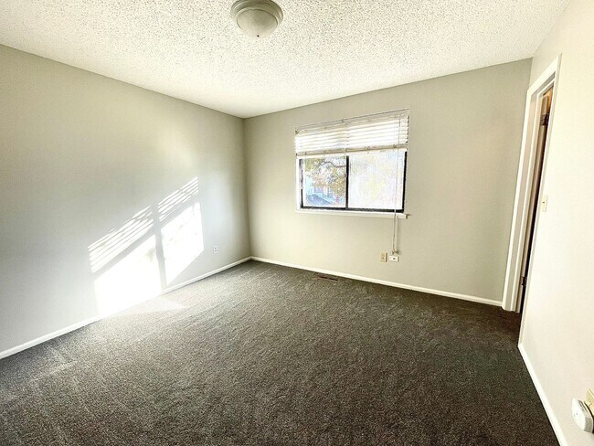 Building Photo - Beautiful updated 3 bedroom 2 bath home in Greeley!
