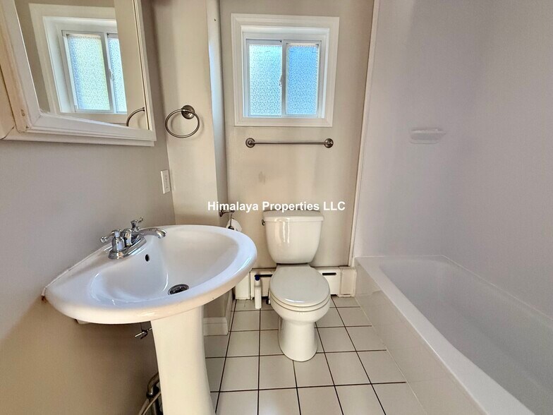 Building Photo - 66 Park St