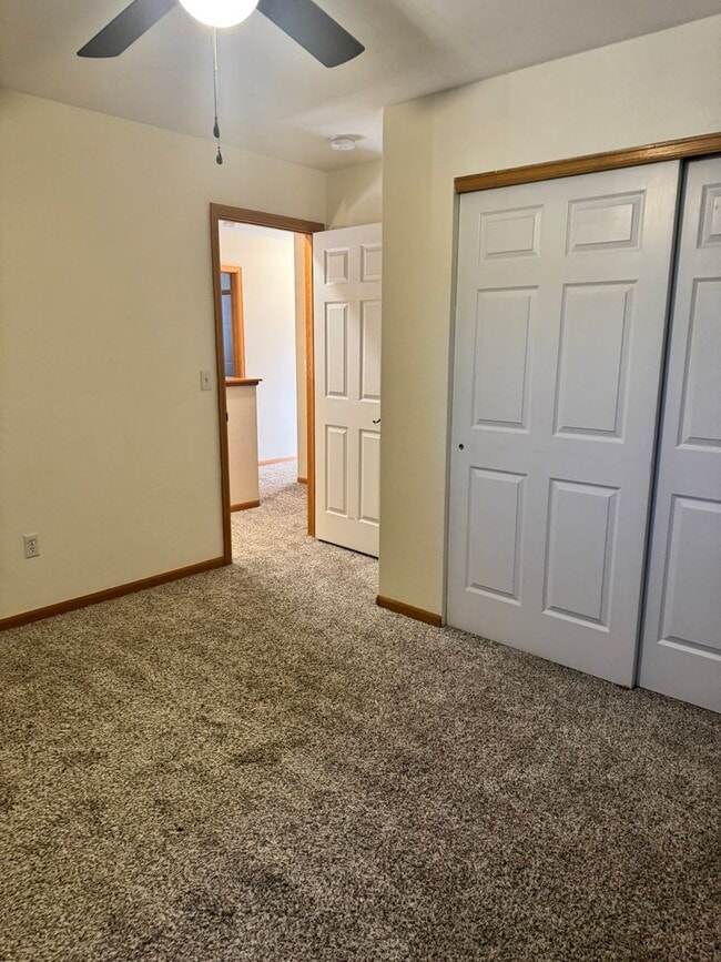 Building Photo - Charming 5 Bedroom