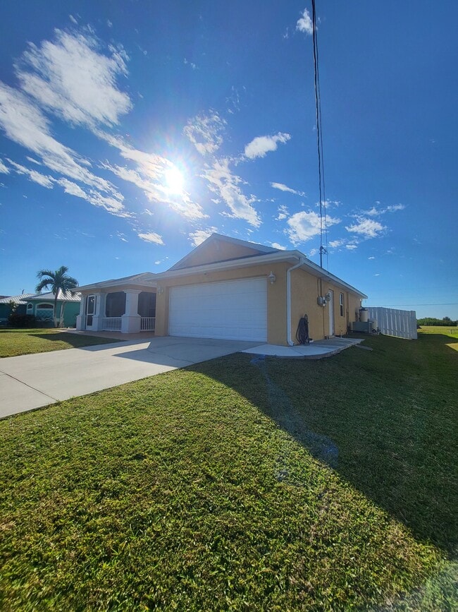 Building Photo - 1008 NW 12th Terrace