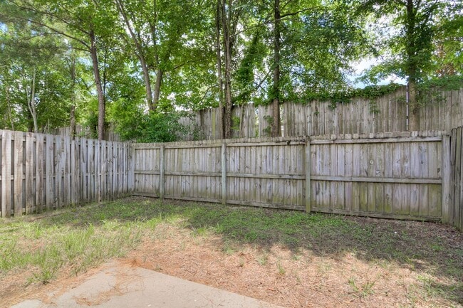 Building Photo - 2 Bedroom 2 Bath Townhouse