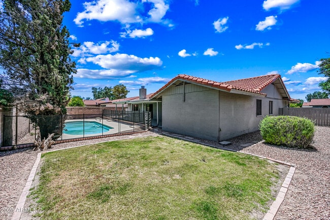 Building Photo - 1218 E Vinedo Ln