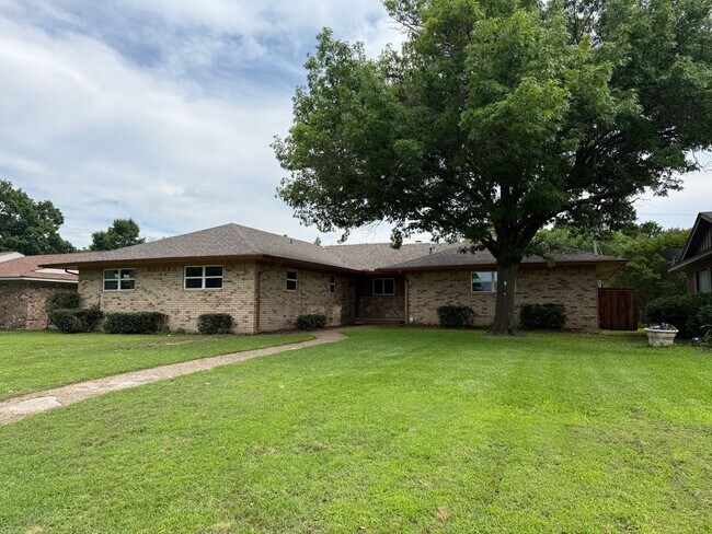 Building Photo - TEXAS SIZED WHITESBORO HOME FOR LEASE! 4 BEDROOMS-LOTS OF SPACE! HURRY!