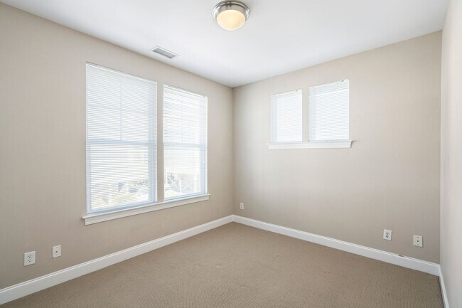Building Photo - 3 bedroom, 2 1/2 bath unfurnished Townhouse located in Surf City-Ocean views